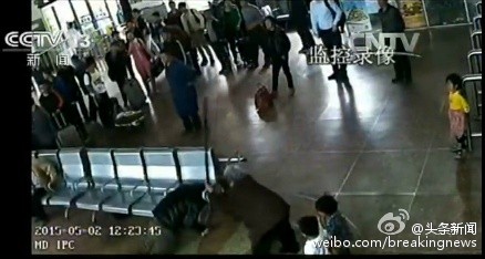民警怕误伤嫌犯母亲未开枪视频